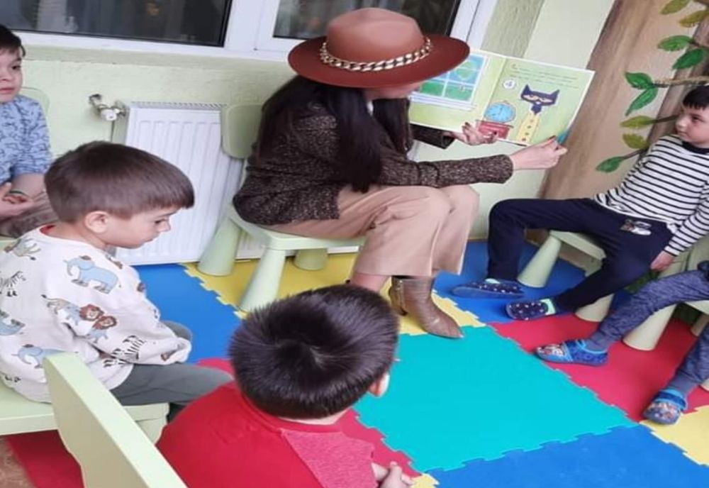 Senatorul vâlcean Claudia Banu s- a alăturat programului "Citește-mi 100 de povești" 