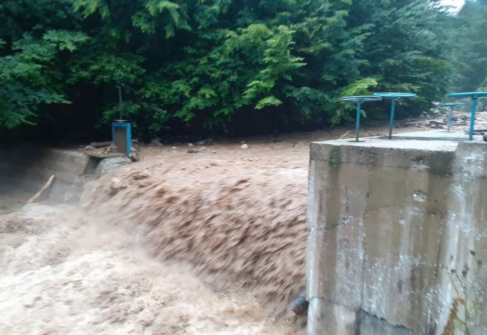 Oraș rămas fără apă după ce sistemul de captare a fost blocat în urma ploilor