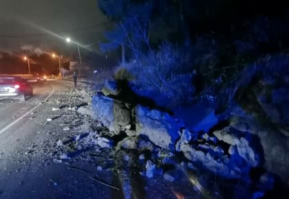 Alunecare de teren vineri noaptea pe DN 67, în Horezu, judeţul Vâlcea