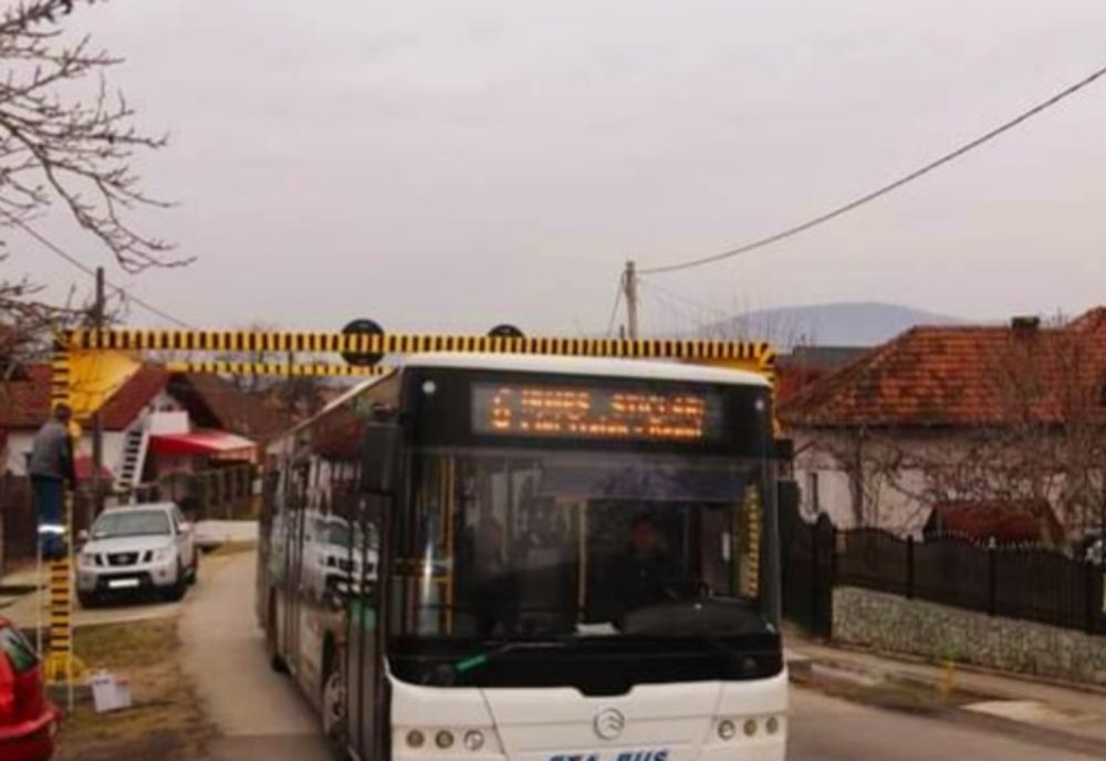 Astăzi au fost montate porți limitatoare de gabarit la pasajul peste calea ferată de pe strada Straubing