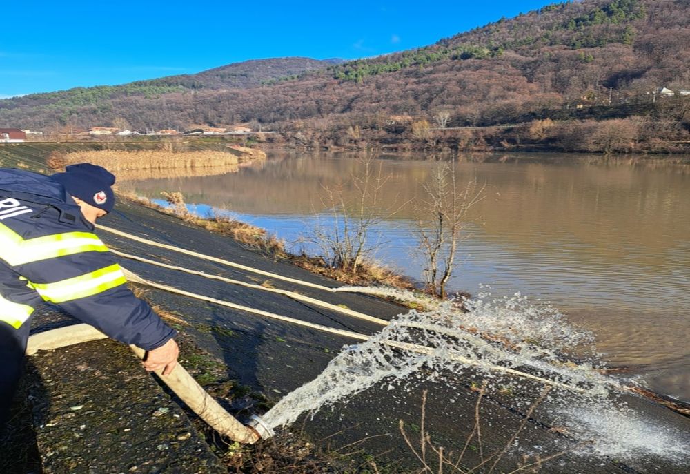 Vâlcea: DN 7, blocat în continuare de inundaţii la Călimăneşti-Căciulata