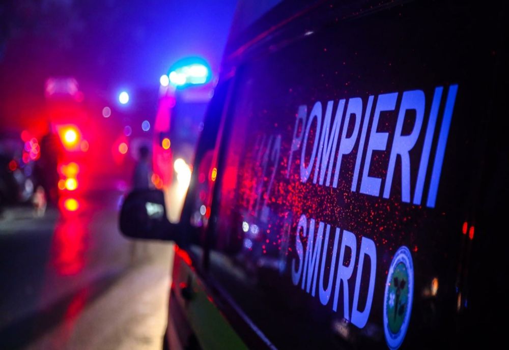 INCENDIU ÎN RÂMNICU VÂLCEA. POMPIERII AU EVACUAT 16 PERSOANE, INCLUSIV UN COPIL, DINTR-UN BLOC 