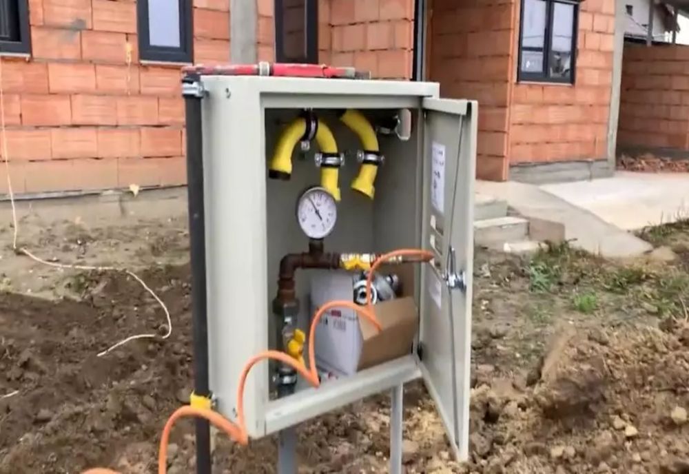 PERICOL DE EXPLOZIE ÎN RÂMNICU VÂLCEA, DUPĂ CE O MAȘINĂ A RUPT O ȚEAVĂ DE GAZE