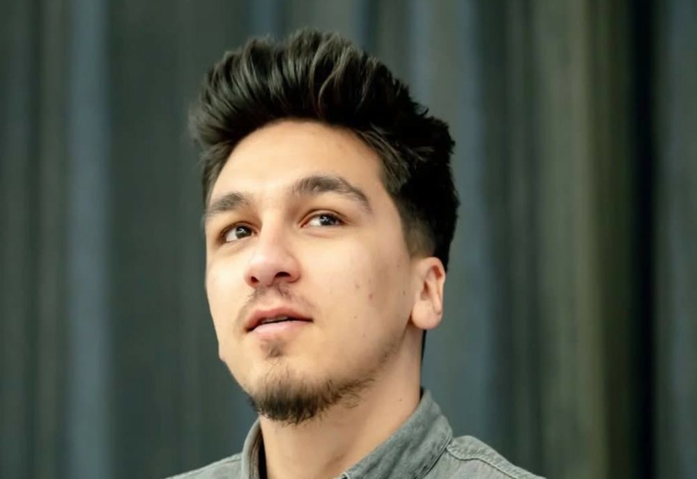 TÂNĂRUL MIHAI ROȘU TRAVERSEAZĂ ROMÂNIA LA PAS