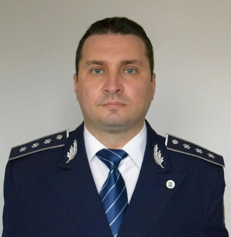 ABUZ DE PUTERE: Inspectoratul de Poliție Vâlcea a rezolvat problemele cu infractorii din județ și se luptă în instanță cu un jurnalist de investigații