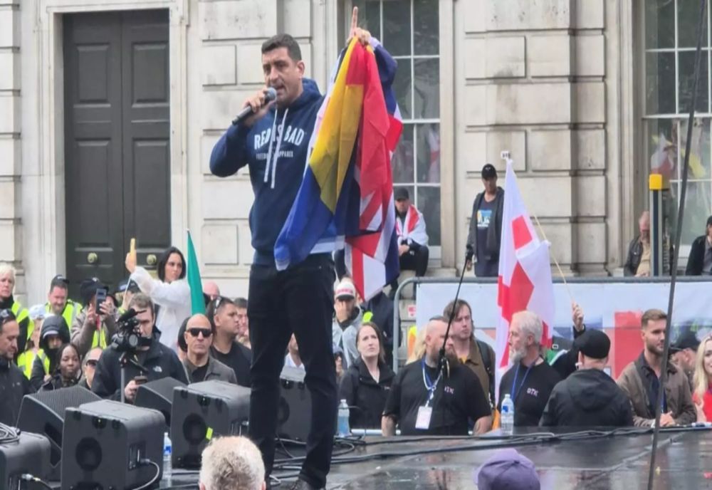 GEORGE SIMION, DISCURS INCENDIAR ÎN MIJLOCUL PROTESTATARILOR DIN LONDRA. ”DICTATURA ESTE IMPUSĂ DE EMMANUEL MACRON ȘI URSULA VON DER LEYEN”