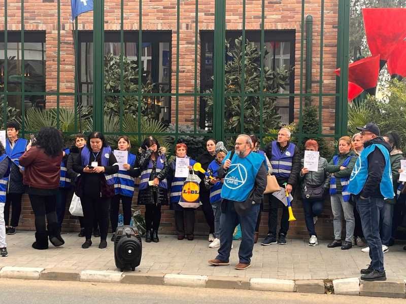 „NU MAI PUTEM TRĂI DIN PROMISIUNI!” – ANGAJAȚII DGASPC VÂLCEA AU PROTESTAT DIN NOU