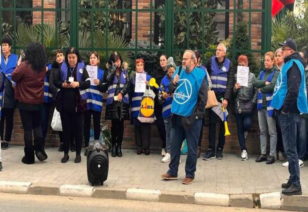 ANGAJAȚII DGASPC, DIN NOU ÎN STRADĂ; CER PLATA SALARIILOR RESTANTE DE LUNA TRECUTĂ