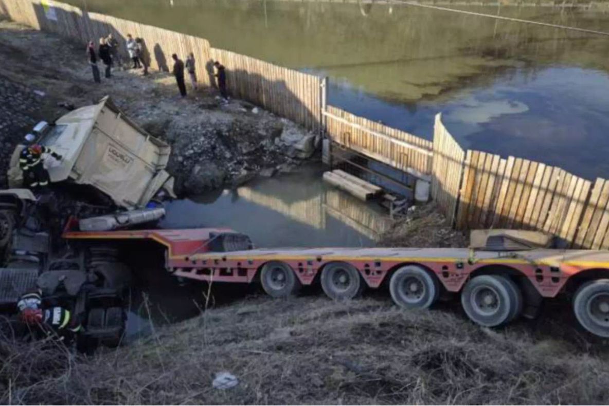 Trafic blocat pe pe DN 7, în județul Vâlcea. Un șofer este grav rănit, după ce camionul său a aterizat într-un șanț