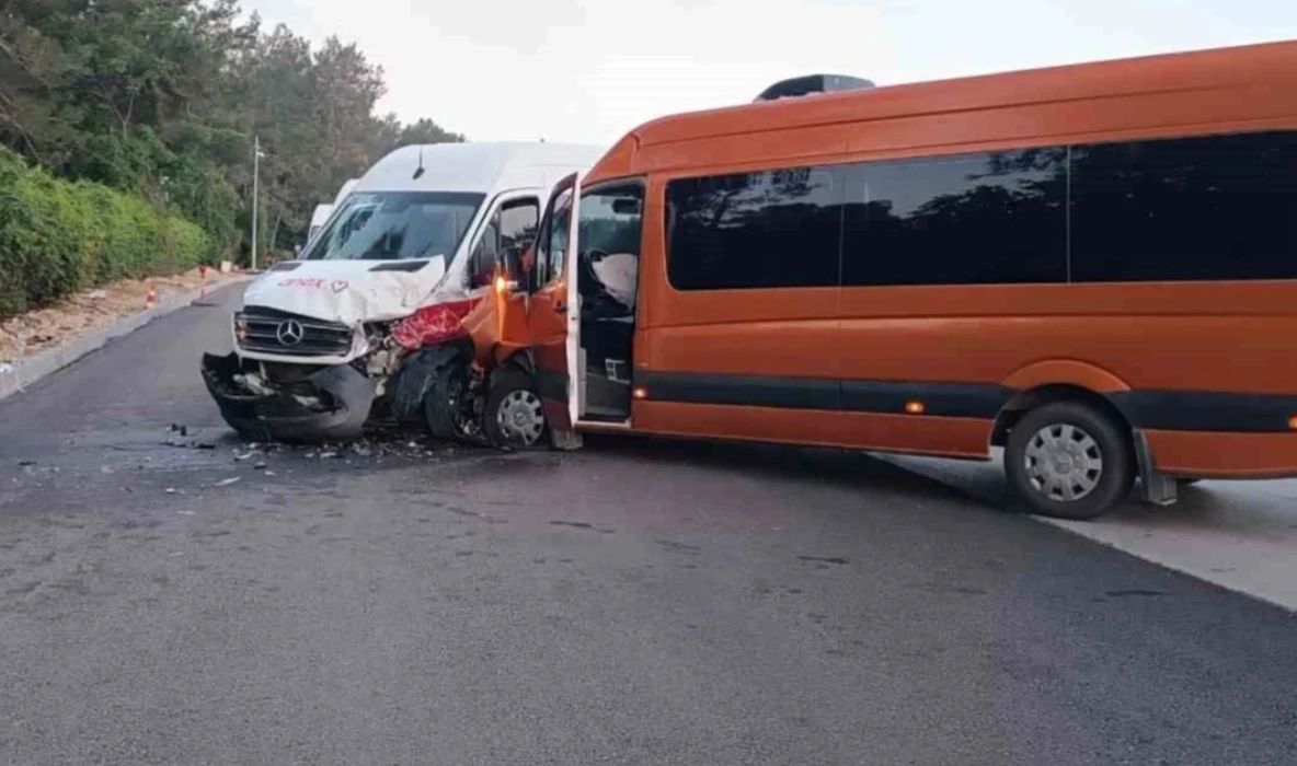 Șase români, răniți într-un accident cu microbuze turistice în Antalya