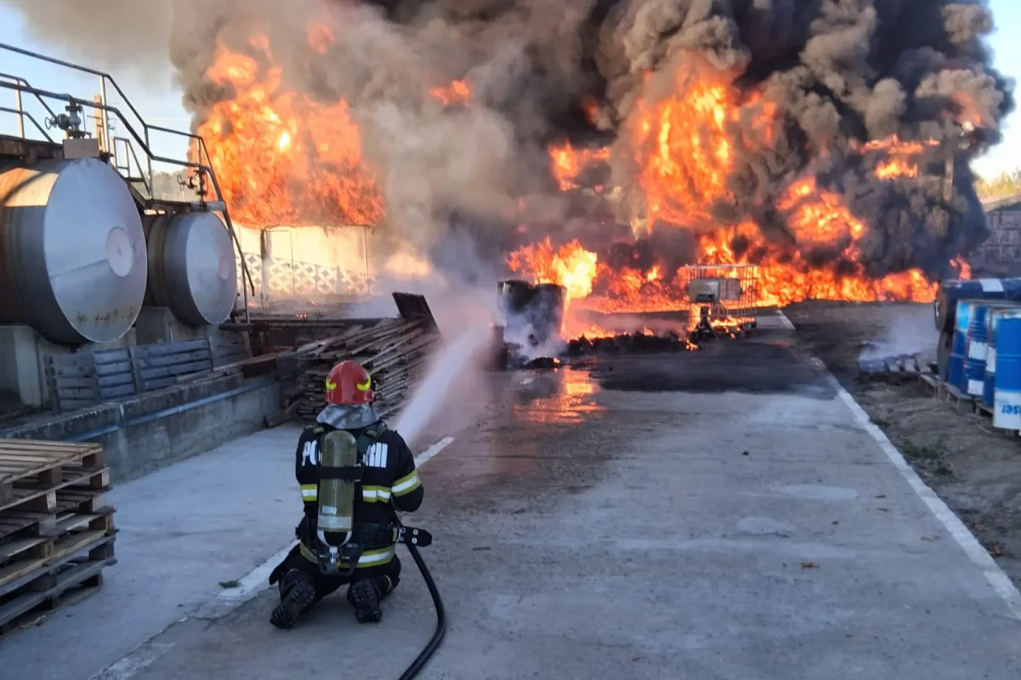 Incendiu puternic la o hală din Vâlcea, cu vopsele și diluanți. Au fost emise două mesaje RO-ALERT