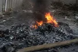 Amendă uriașă în Vâlcea pentru arderea componentelor auto. Un bărbat a încercat să recupereze cuprul din ele