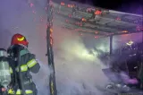Tragedie în Vâlcea. Un adult și un copil au fost găsiți carbonizați după un incendiu izbucnit într-o gospodărie