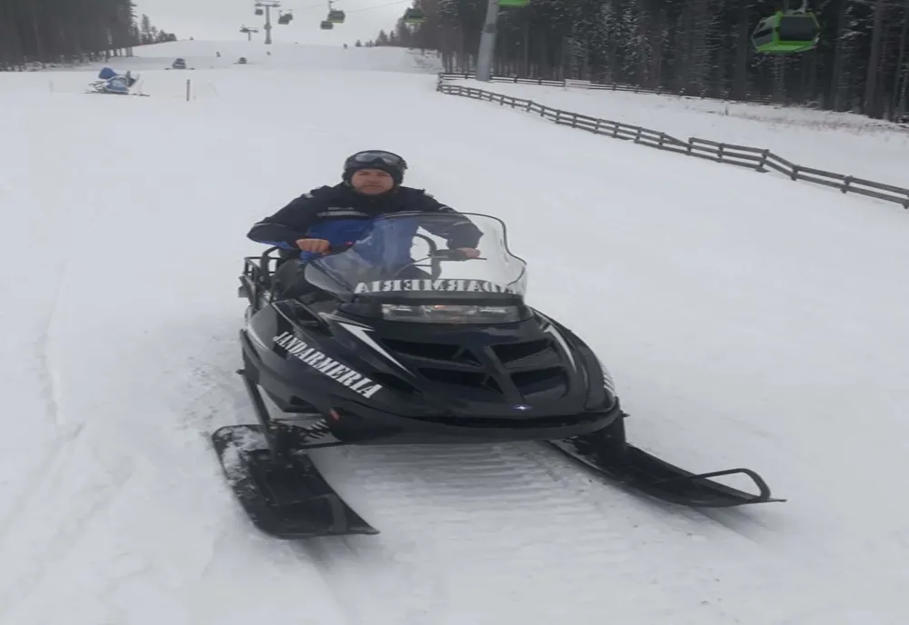 Un snowmobil pentru jandarmii montani vâlceni
