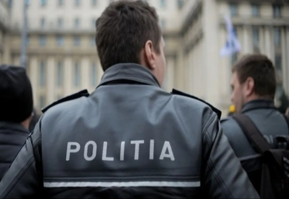 Polițist lovit cu cătușele de cel pe care voia să îl încătușeze