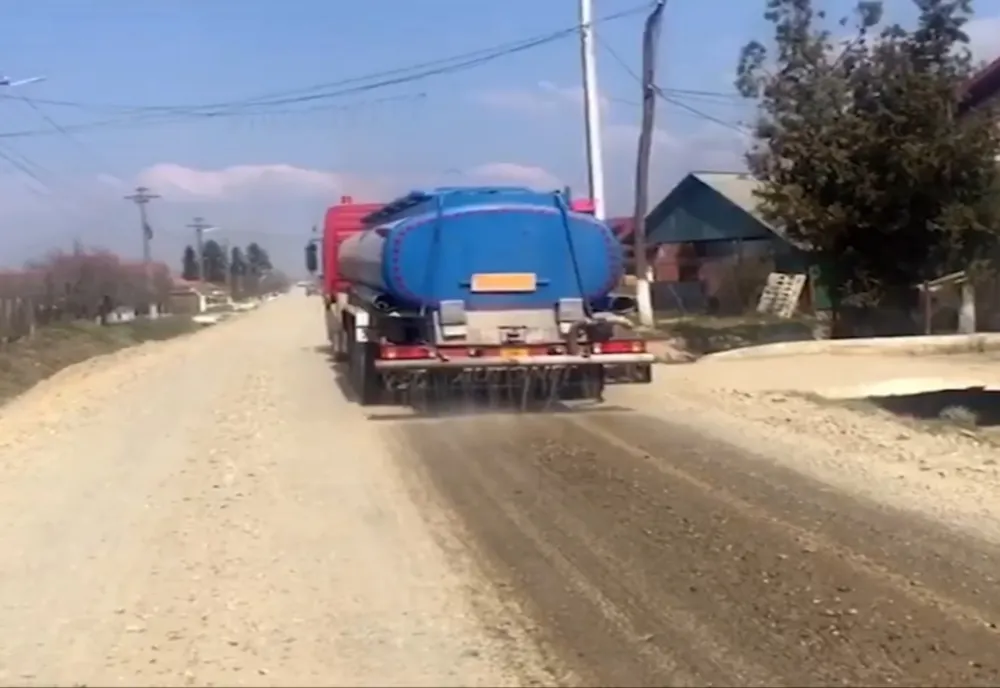 Lucrările de asfaltare în localitatea nașterii domnitorului Mihai Viteazul vor începe în jurul datei de 30 martie. Astăzi au fost luate măsuri pentru limitarea prafului în zonă