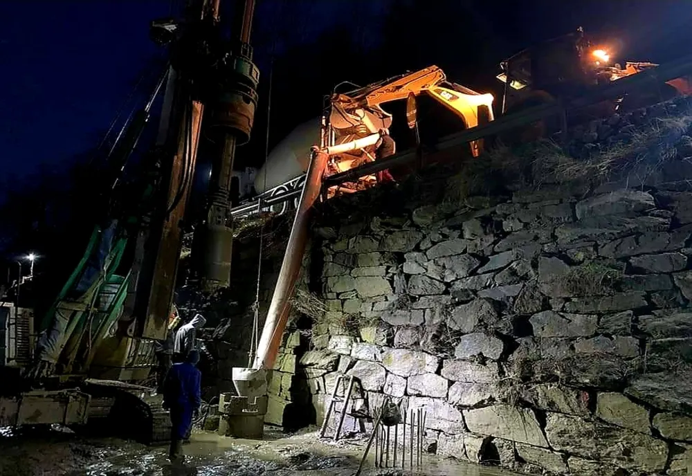 Lucrările de construire a noului zid de sprijin și consolidare a părții carosabile pe DN 7 au continuat și noaptea trecută
