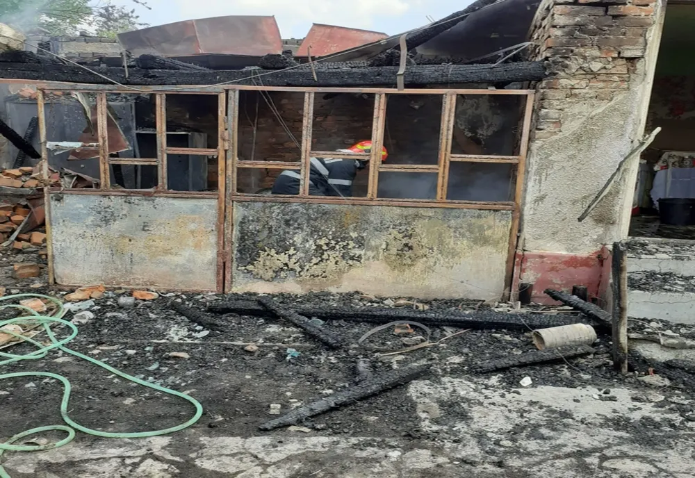 Copil de zece ani, surprins într-un incendiu în Vâlcea. A intervenit elicopterul SMURD