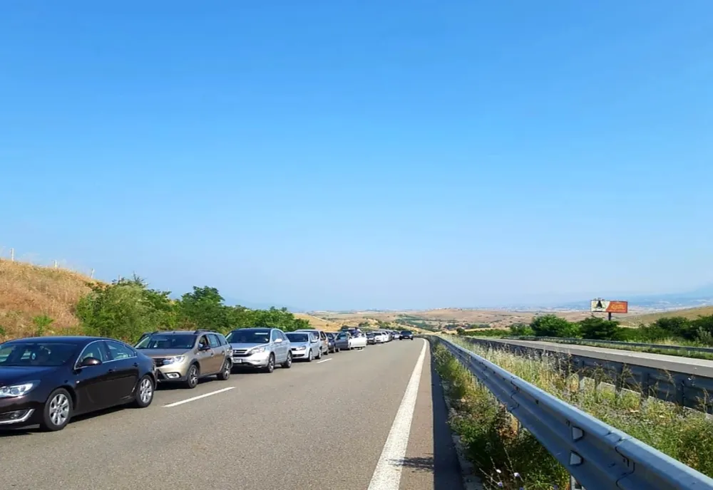 Ore întregi la graniță în așteptarea vacanței