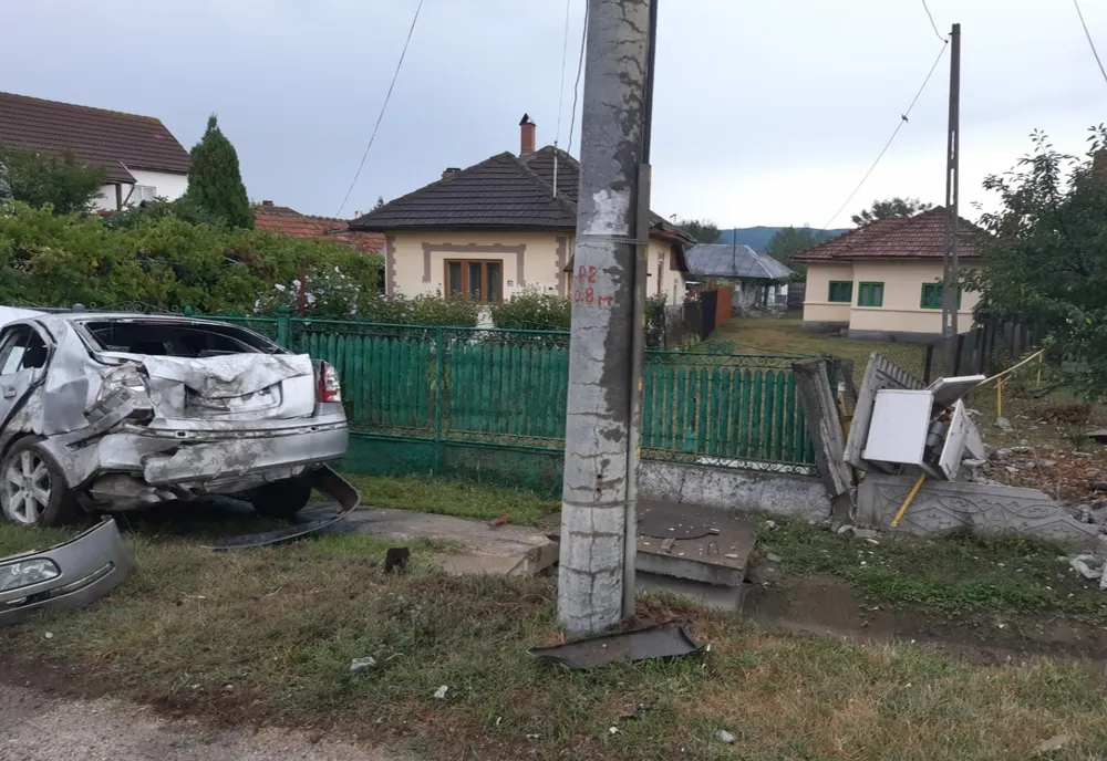 VIDEO. A intrat cu maşina într-o conductă de gaze, în apropiere de Râmnicu Vâlcea