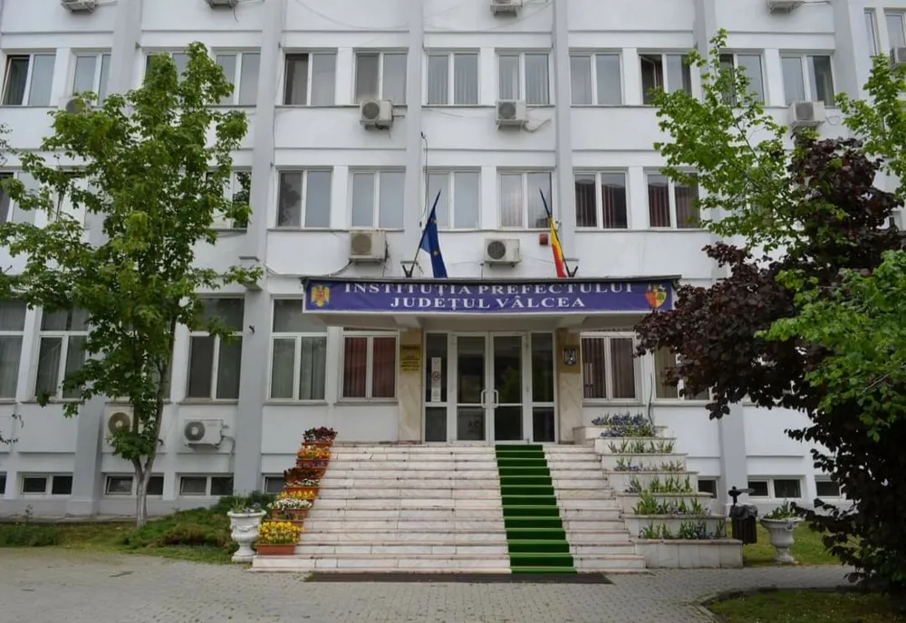 11 școli din Vâlcea au  trecut în scenariul roșu