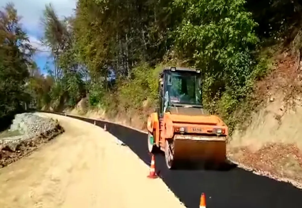 Lucrări de asfaltare spre Mănăstirea Frăsinei