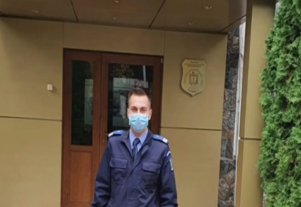 Sergentul major Marius Sămăreanu alături de colegul său din alt colț al țării