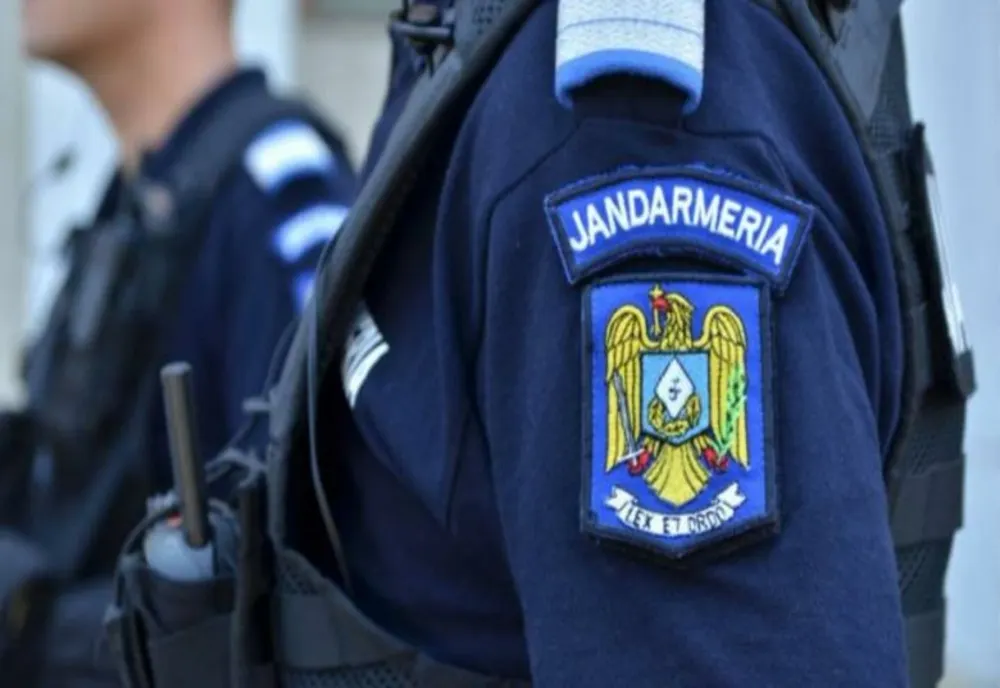 VIDEO. Jandarm din Vâlcea aflat în timpul liber salvează un bărbat dintr-o maşină aflată în flăcări