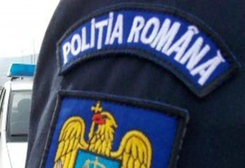 Doi bărbați cu o insignă falsă au acuzat un bătrân că deține bani falși și i-au furat 7.500 de lei
