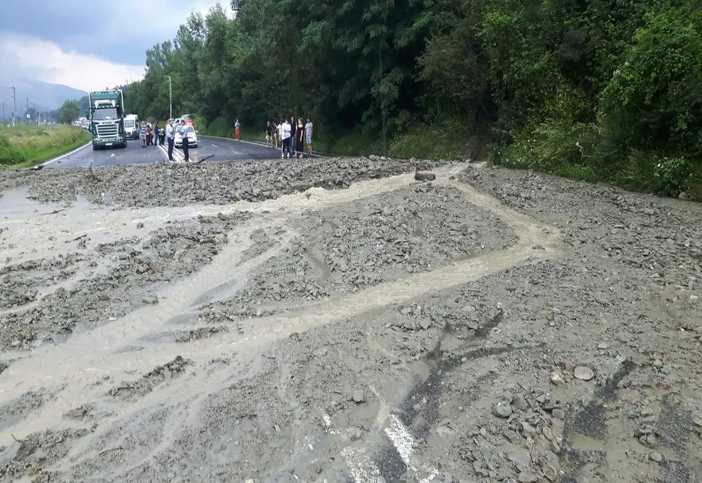 Lucrări de decolmatare a șanțurilor de aluviuni. Ninsoare în zonele Milcoiu și Brezoi