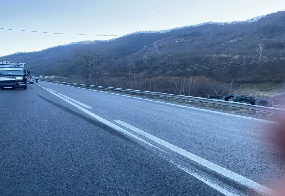 Vâlcea: Trafic blocat pe DN 7 din cauza unui cablu de electricitate căzut pe carosabil