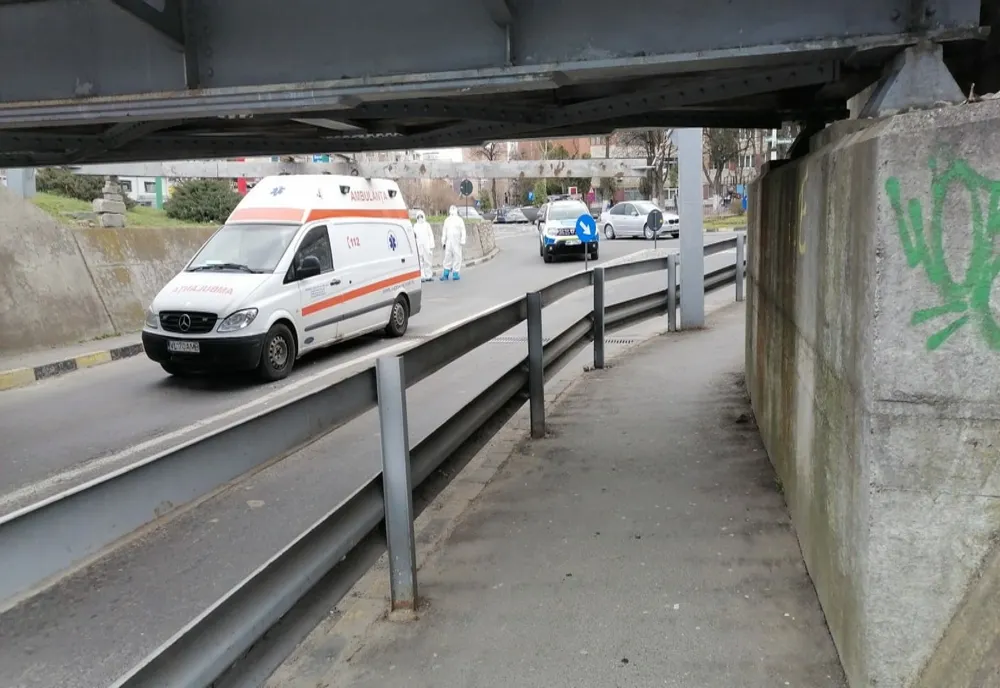 VIDEO. Ambulanţă blocată sub un pasaj, în cartierul Ostroveni din Râmnicu Vâlcea