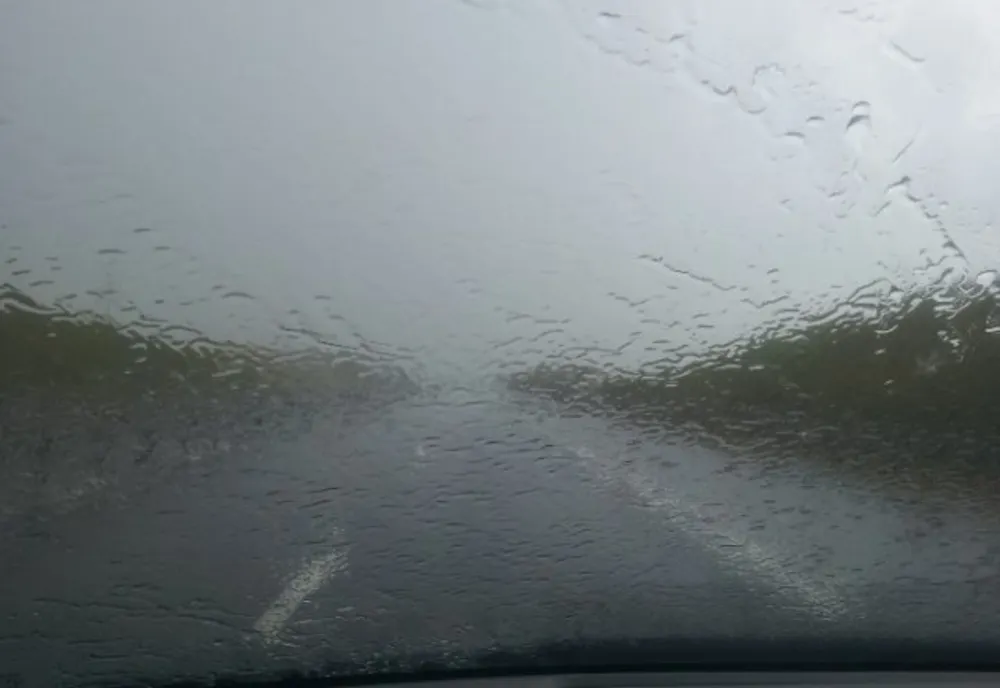 Apă pe carosbil pe DN7C Pitești- Curtea de Argeș.Trafic îngreunat
