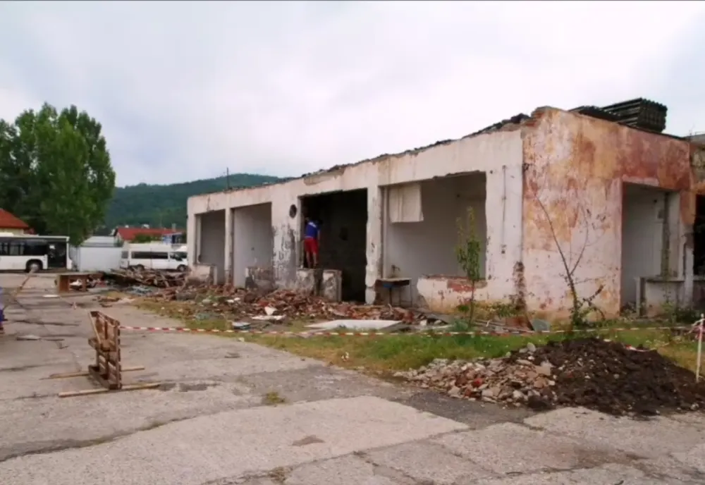 Demolări la Autobaza ETA. În perspectiva alinierii parcului cerinţelor dezvoltării durabile