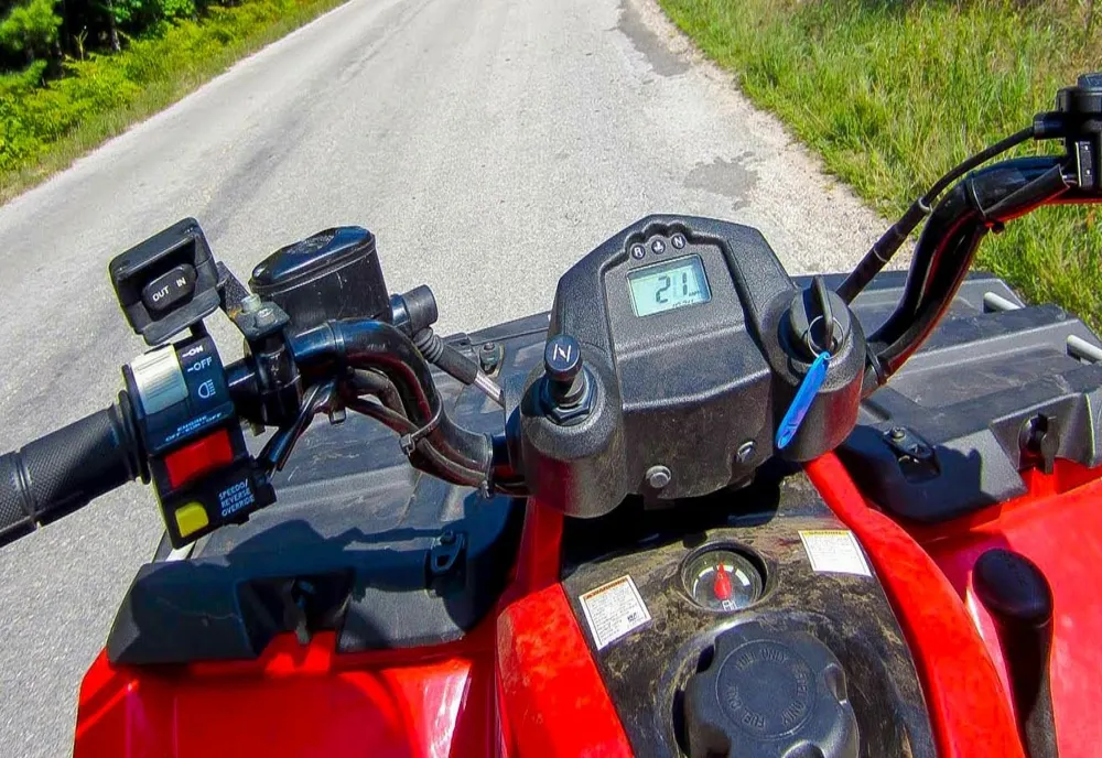 S- a răsturnat cu un ATV în timp ce participa la stingerea unui incendiu în munții Latoriței