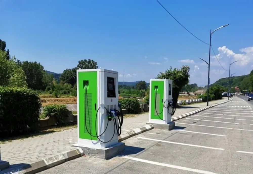Staţii de încărcare pentru maşinile electrice, cu sprijinul unei finanţări din partea Fondului de Mediu, acordat primăriei Râmnicului