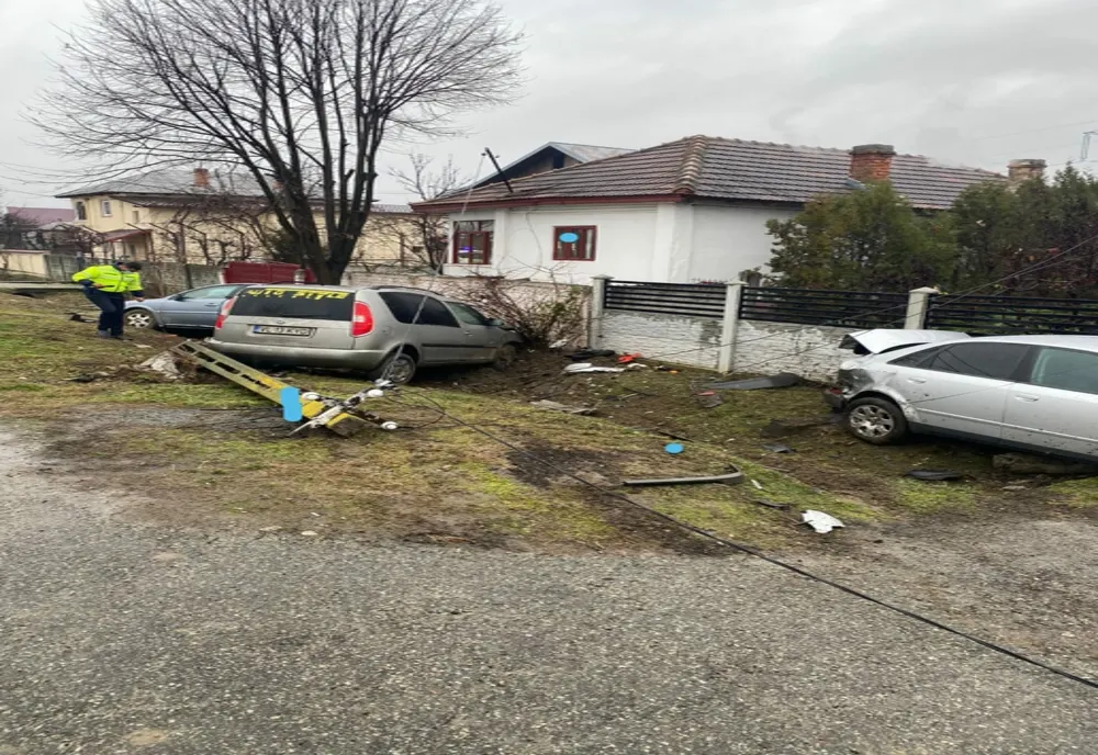 Accident în Vâlcea. Stâlp de electricitate, doborât