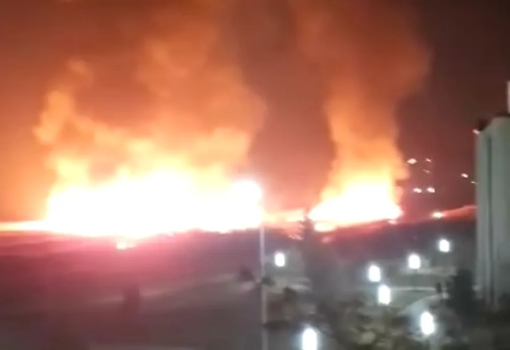 Pompierii militari intervin pentru stingerea unui incendiu în Ostroveni, Râmnicu Vâlcea