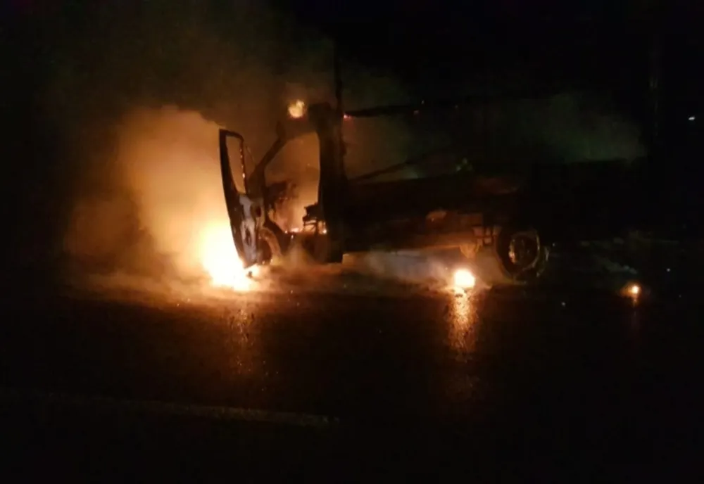 Mașină în flăcări vineri noaptea pe A1