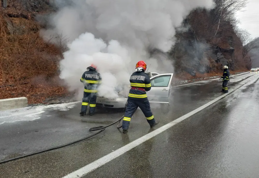 VIDEO. O maşină a luat foc pe Valea Oltului