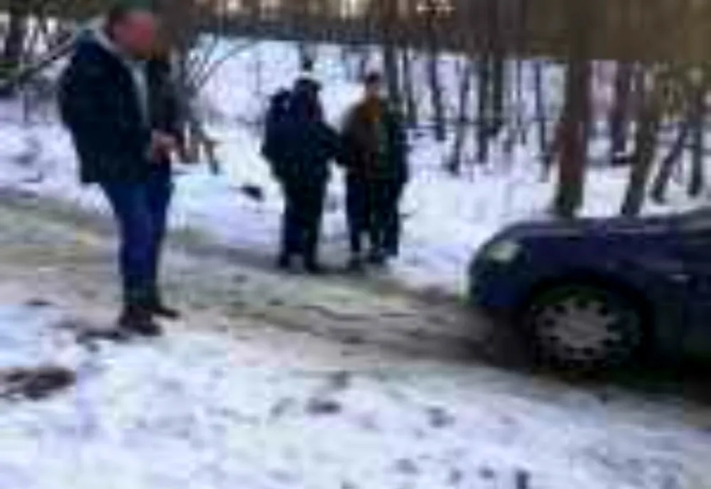 Turiști rătăciți într-o zonă înzăpezită