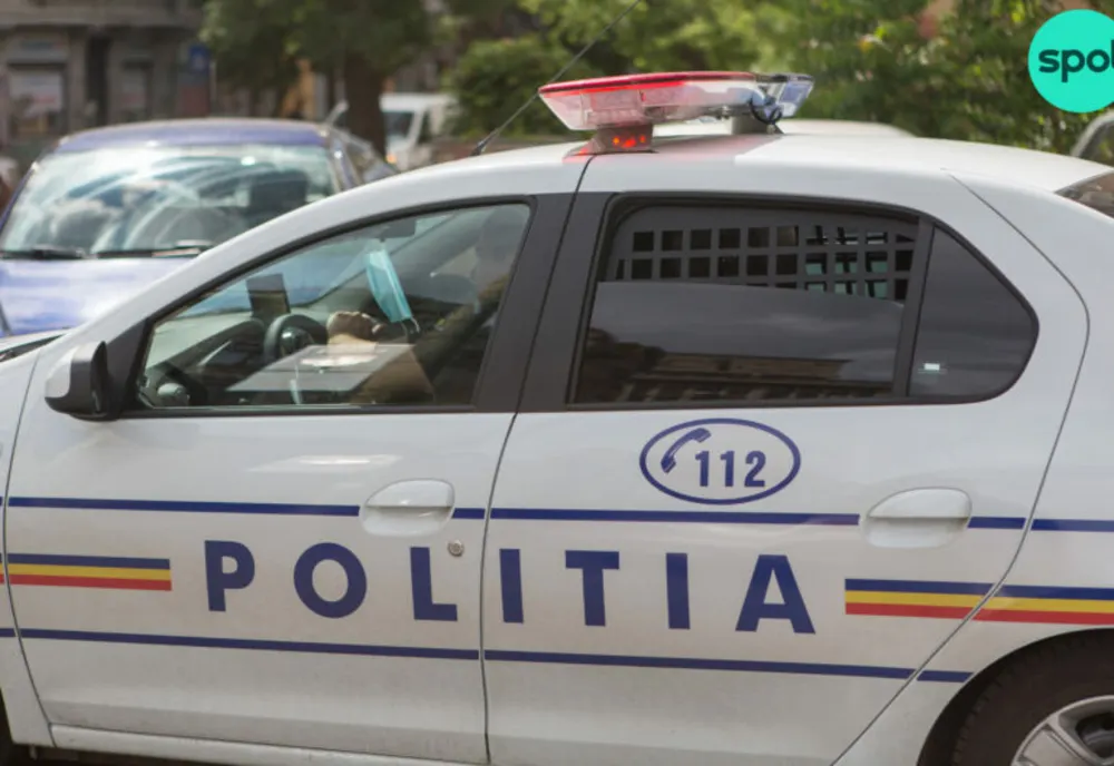 Trafic îngreunat. Un camion de marfă s-a răsturnat pe carosabil