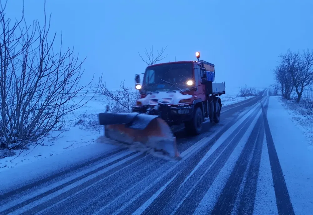 A nins în Vâlcea, Mehedinți și Gorj! Deszăpezire întreaga noapte pe şosele