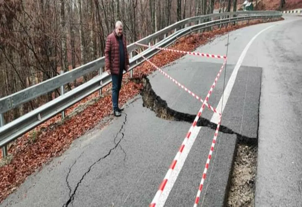 Alunecări de teren la Vâlcea. Ploile din ultimele ore au afectat mai multe zone 