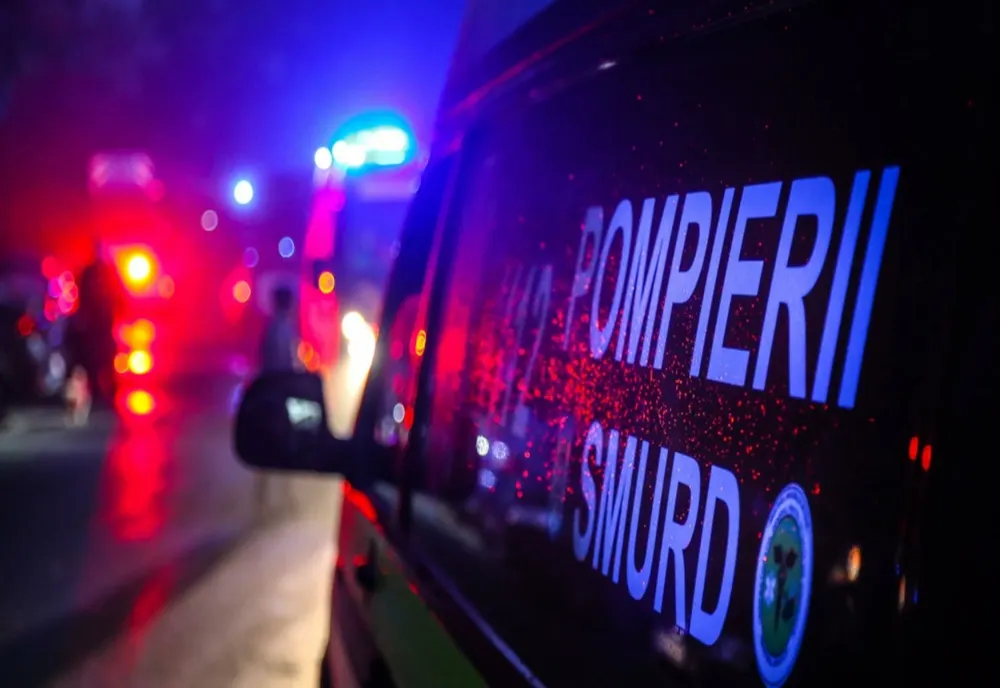 INCENDIU ÎN RÂMNICU VÂLCEA. POMPIERII AU EVACUAT 16 PERSOANE, INCLUSIV UN COPIL, DINTR-UN BLOC