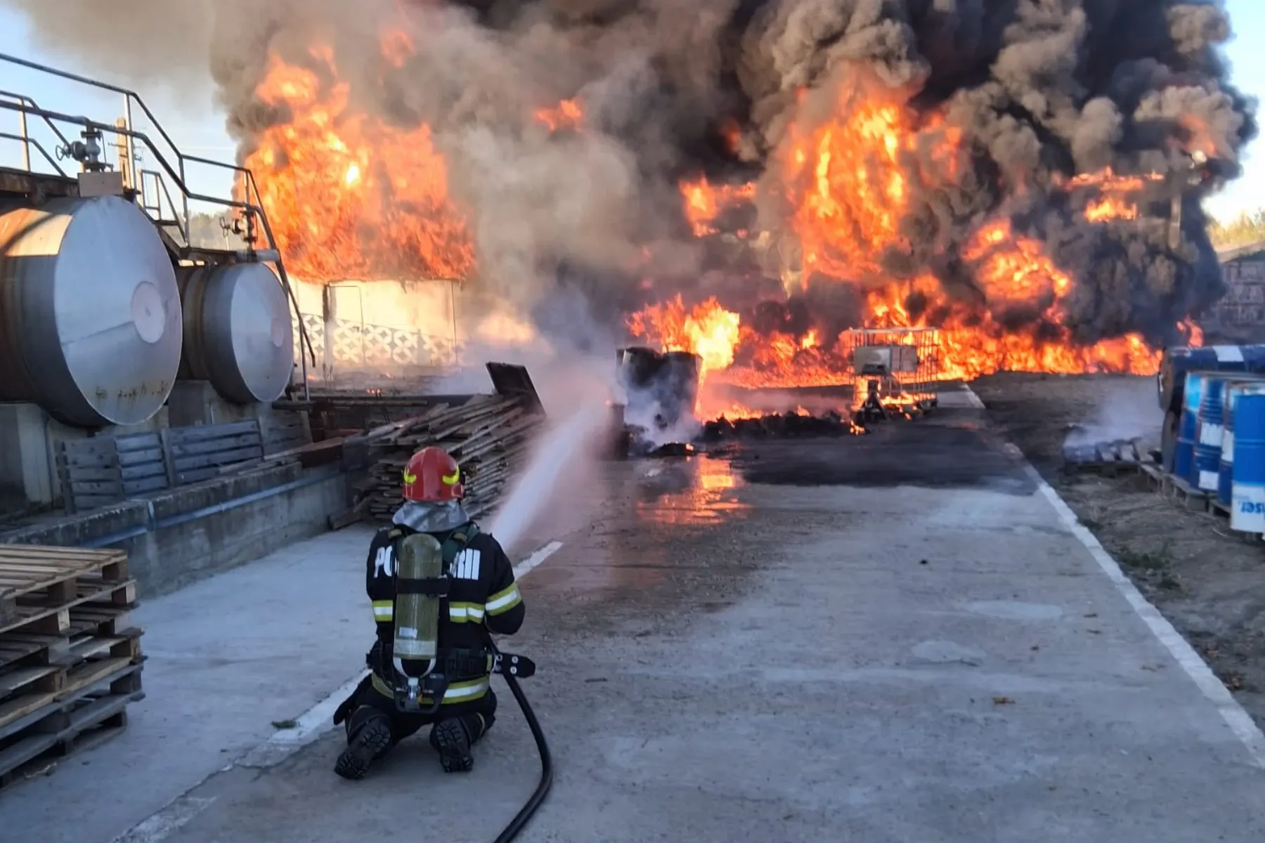 Incendiu puternic la o hală din Vâlcea
