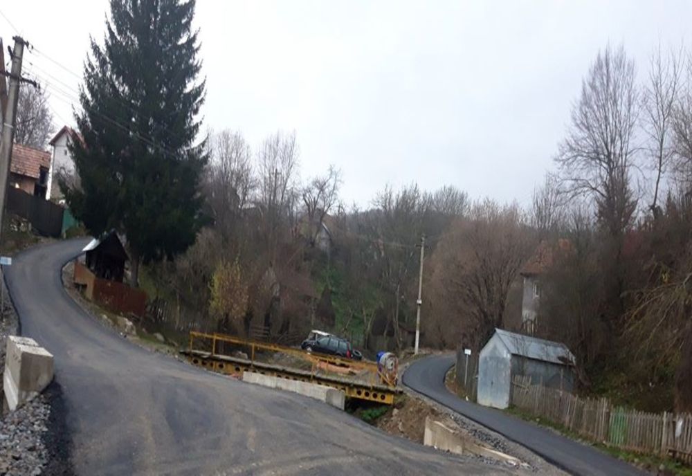 Asfalt proaspăt la Perișani, în Vâlcea !