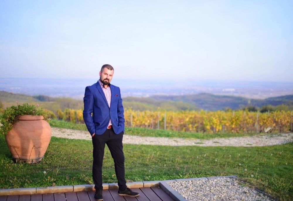 Un pictor vâlcean își va expune lucrările la Teatrul Național din București, în cadrul unui eveniment caritabil