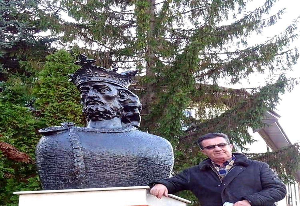 Bustul domnitorului "Mircea cel Bătrân", expus la colegiul care îi poartă numele