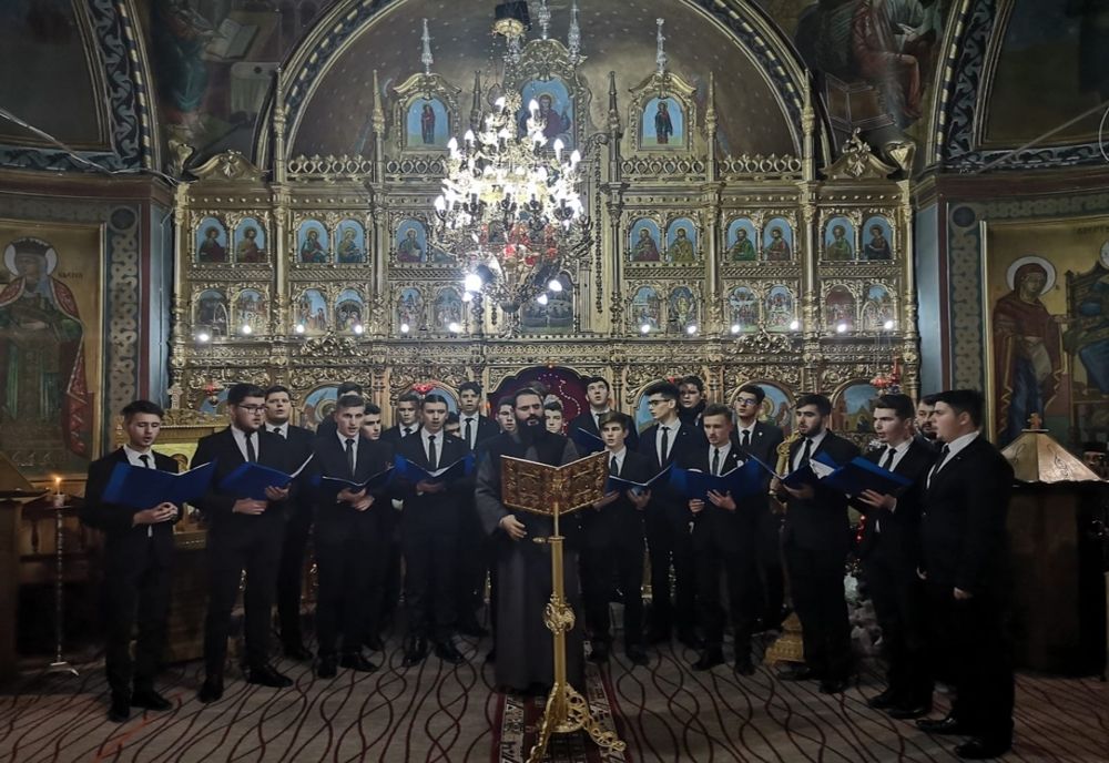 Hristos se naște,slăviți- l!